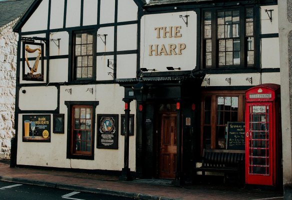 İngiltere'de Düğünler Pub'lara Taşınıyor: Yeni Yasa ile Evlilikte Devrim