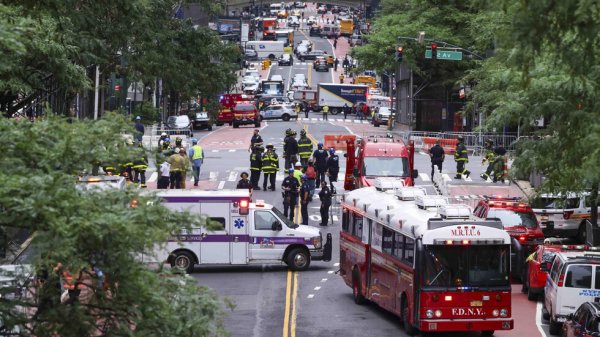 New York'ta Panik: Yüzlerce Kişi Sokakta Kaldı