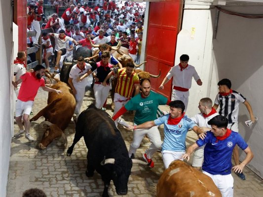 Pamplona'daki San Fermin Festivali'nde Boğa Koşusunda 15 Kişi Ağır Yaralandı