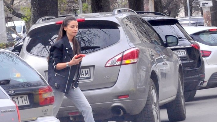 Dilyana Popova, arabasından inmeden kısa süre önce kırmızı ışıkta geçiyor