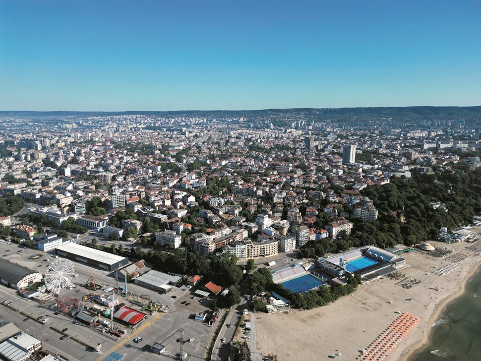 Varna, art arda birkaç yıldır dinamik bir şekilde gelişiyor ve fiyatlar istikrarlı bir artış gösteriyor. Bu durum, şehri Bulgaristan'ın en büyük emlak piyasalarından biri haline getiriyor.
