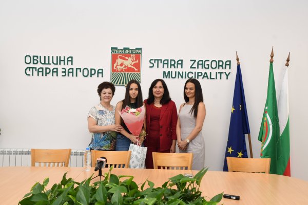 Stara Zagora Belediye Başkan Yardımcısı Nadezhda Chakurova, Sofya Dışında 7. Sınıf Ulusal Değerlendirme'de Tam Puan Alan Tek Öğrenciyi Tebrik Etti