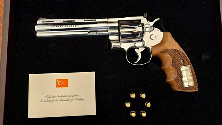 Tabancalar özel çantalardaydı ve üzerlerine yeni sahiplerinin isimleri kazınmıştı. FOTOĞRAF: Reuters