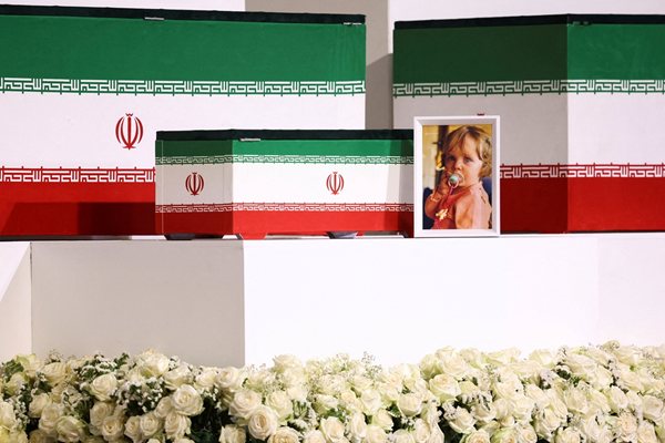 İran'ın eski dini lideri Ayetullah Ali Hamaney'in torunu Zehra Muhammedi Gölpayegani'nin fotoğrafı, Hamaney ve aile üyelerinin tabutlarının yanında sergileniyor. FOTOĞRAF: Reuters