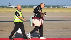 Erling Haaland, Elinde Viski Şişesi Tutan Doldurulmuş Rakunla Eve Döndü