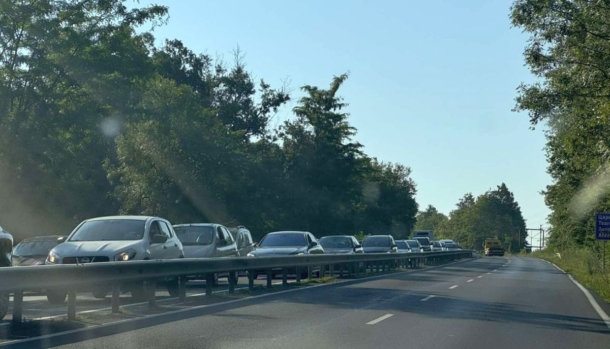 Burgas'a Giden Ana Yolda Kaza: Trafiği Kilometrelerce Durdurdu
