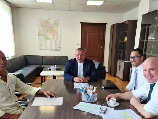 Bakan Keryazov Halterdeki İki Grubu Bir Araya Getirdi