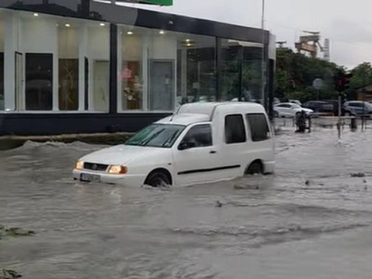 Varna'da Sağanak Sonrası Yaklaşık 100 İhbar, Belediye Binası da Sular Altında