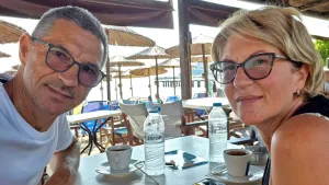 Birlikte Ölürüz: Uçakta Cam Patlayınca Neredeyse Dışarı Fırlayan Adamın Eşi O Anları Anlattı