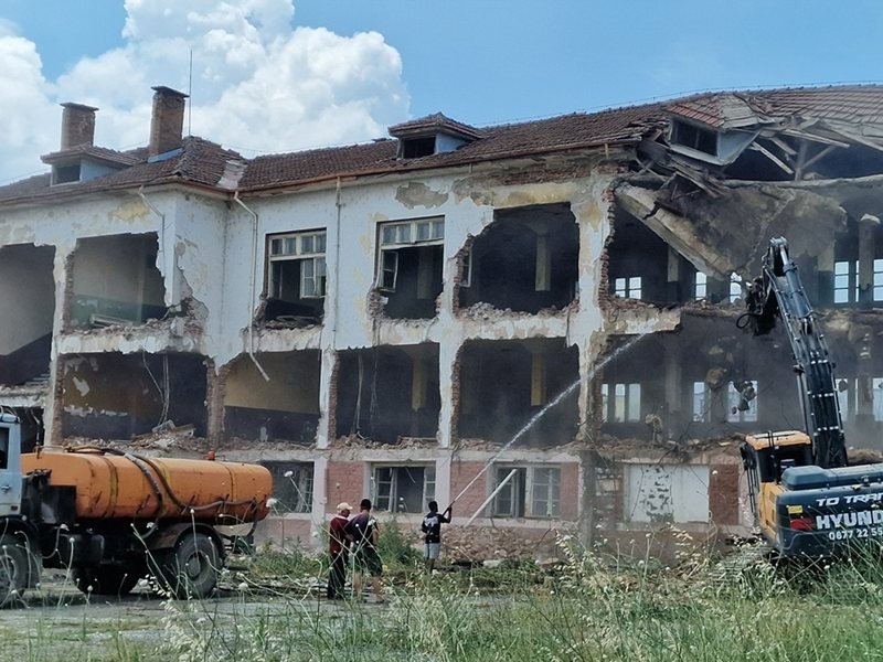 Montana'da Kışla Binası Yıkımında 6 Bin Ton İnşaat Atığı Ayrıştırılacak