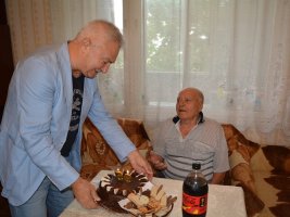 Montana Belediye Başkanı, 95 Yaşındaki Hemşehrisine Pasta Hediye Etti