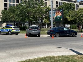Plovdiv'de İki Araç Kavşakta Çarpıştı, Polis Olay Yerinde