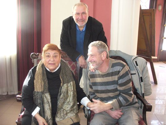 2017 yılında yazar Raina Tomova, yönetmen Yosif Sırçacıyev ve Son Çar oyununun tarihsel danışmanı Prof. Nikolay Ovçarov, Eski Zağra Tiyatrosu'ndaki prömiyer öncesi.
