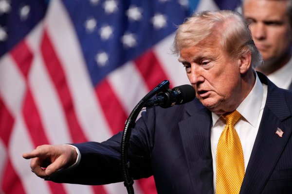 Donald Trump'tan İran'a Sert Uyarı: Bedelini Ödeyecekler