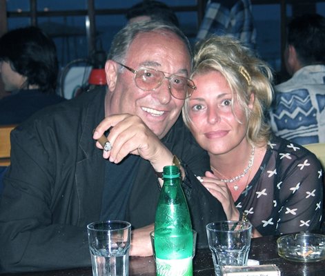 Vili Kazasyan kızı Hilda ile birlikte.