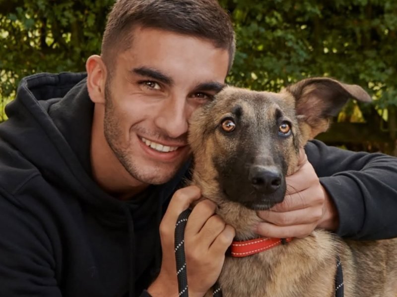 İspanya'ya Dünya Şampiyonluğunu Getiren Ferran Torres, Bulgaristan'dan Sahiplendiği Köpeğiyle Gündemde