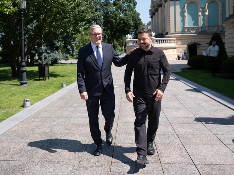 Starmer: İngiltere ve İsveç Ukrayna'ya 16 Savaş Uçağı Verecek