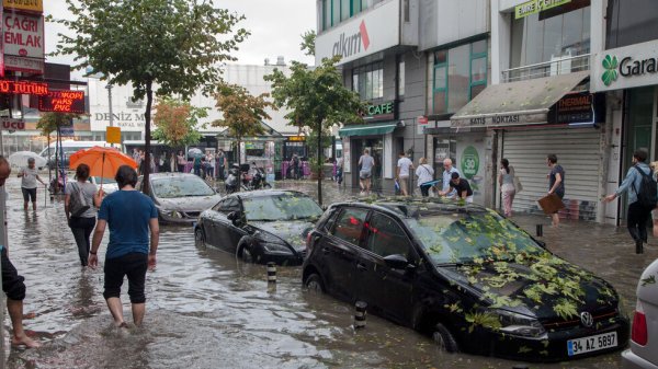 İstanbul'da Yeni Dram: Şiddetli Fırtına ve Rus Uçağının Acil İnişi