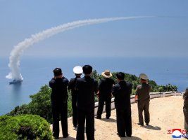 Kim Jong Un, Yeni Kuzey Kore Muhribinde Silah Testlerini İzledi