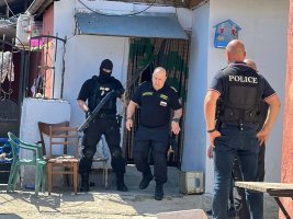 Asenovgrad'daki Arbede: 12 Kişi ve Polis Memuru Havalı Tüfekle Vuruldu