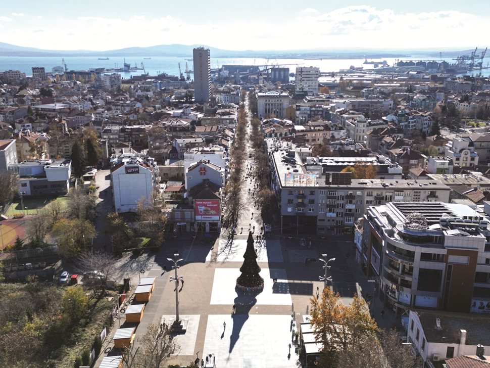 Burgaz'ın panoramik görünümü. Giderek daha sık olarak yeni konut kooperatifleri en eski yapıların yerini alıyor. Şehir dışındaki ve emlak fiyatlarının metrekare başına 1600 avroya ulaştığı yeni konut bölgesi 'Sarafovo' dışında, şehrin diğer bölgelerinde ortalama değer metrekare başına 1000 ila 1200 avro arasında değişiyor.