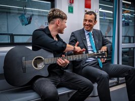 Sofya Belediye Başkanı Terziev, Genç Müzisyenle Metro Hattını Denetledi