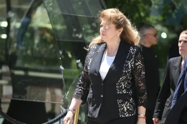 İliyana Yotova ve Yüzlerce Kişi, Vesela Leçeva'nın Oğlu Martin Velev'i Son Yolculuğuna Uğurladı