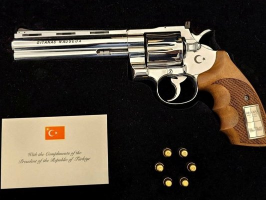 Erdoğan'dan NATO Liderlerine İsimleri Kazınmış Tabancalar
