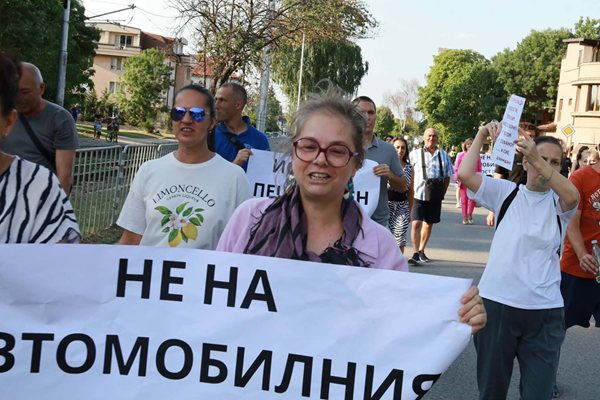 Vatandaşlar Koloman ve Momkova Banya sokakları arasında taşıt köprüsü inşasını protesto ediyor