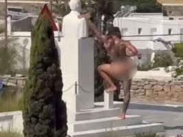 Milyoner Fenomen, Mikonos'ta Çıplak Poz Verince Gözaltına Alındı