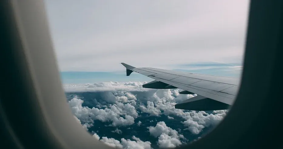Ryanair Uçağında Dehşet Anları: 10 Bin Metrede Cam Patladı, Yolcu Kısmen Dışarı Çekildi