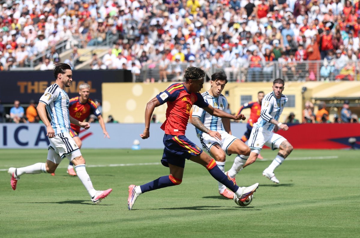 Uzatmalara Kaldı! Arjantin 10 Kişi Kaldı, Messi Sessiz