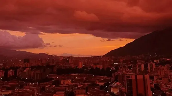 Venezuela'da Kırmızı Gök Gökyüzü