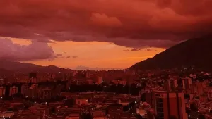 Venezuela'da Kırmızı Gök Gökyüzü