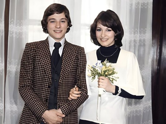 Fotoğraf Bilmecesi: 50 Yıl Önceki Düğününde Bu Sevilen Pop Şarkıcısı Kim?