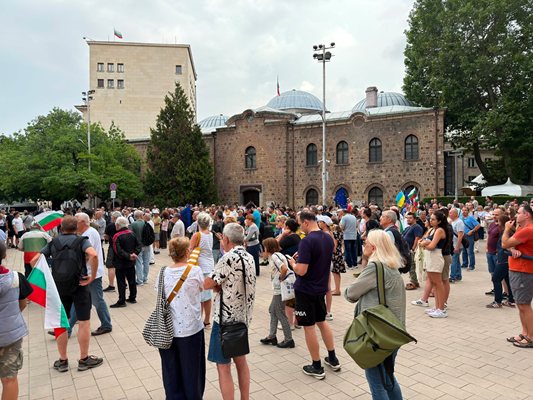 Protestocular ellerinde dövizlerle
