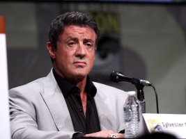 80 Yaşında ve 7 Sırt Ameliyatı Sonrası Sylvester Stallone Bastonla Yürüyor