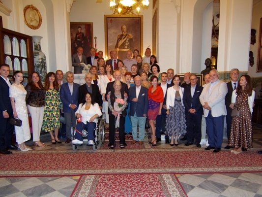 NDSV'li Eski Bakan ve Milletvekilleri Çar III. Boris'in Tarihi Mobilya Takımını Satın Alarak Vrana Sarayı'na Bağışladı