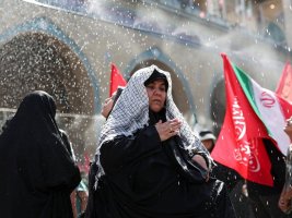 Ali Hamaney'in Üç Oğlu Babalarının Tabutu Başında Dua Etti