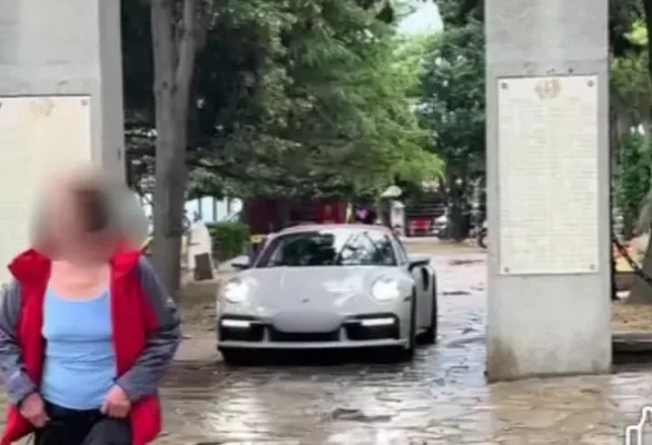 Sozopol Deniz Bahçesi'ne lüks Porsche daldı: Sürücü Emrah Storaro mu?