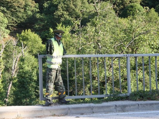 Rodop Köyü Sürücüleri Polis Maketleriyle Korkutuyor