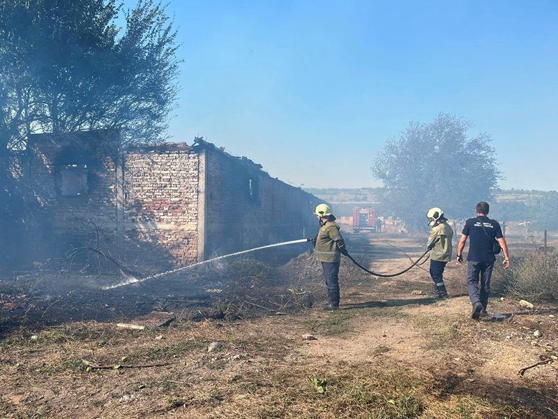Pazarcık'ın Kalugerovo Köyünde Yangın: Bir Bina Kül Oldu