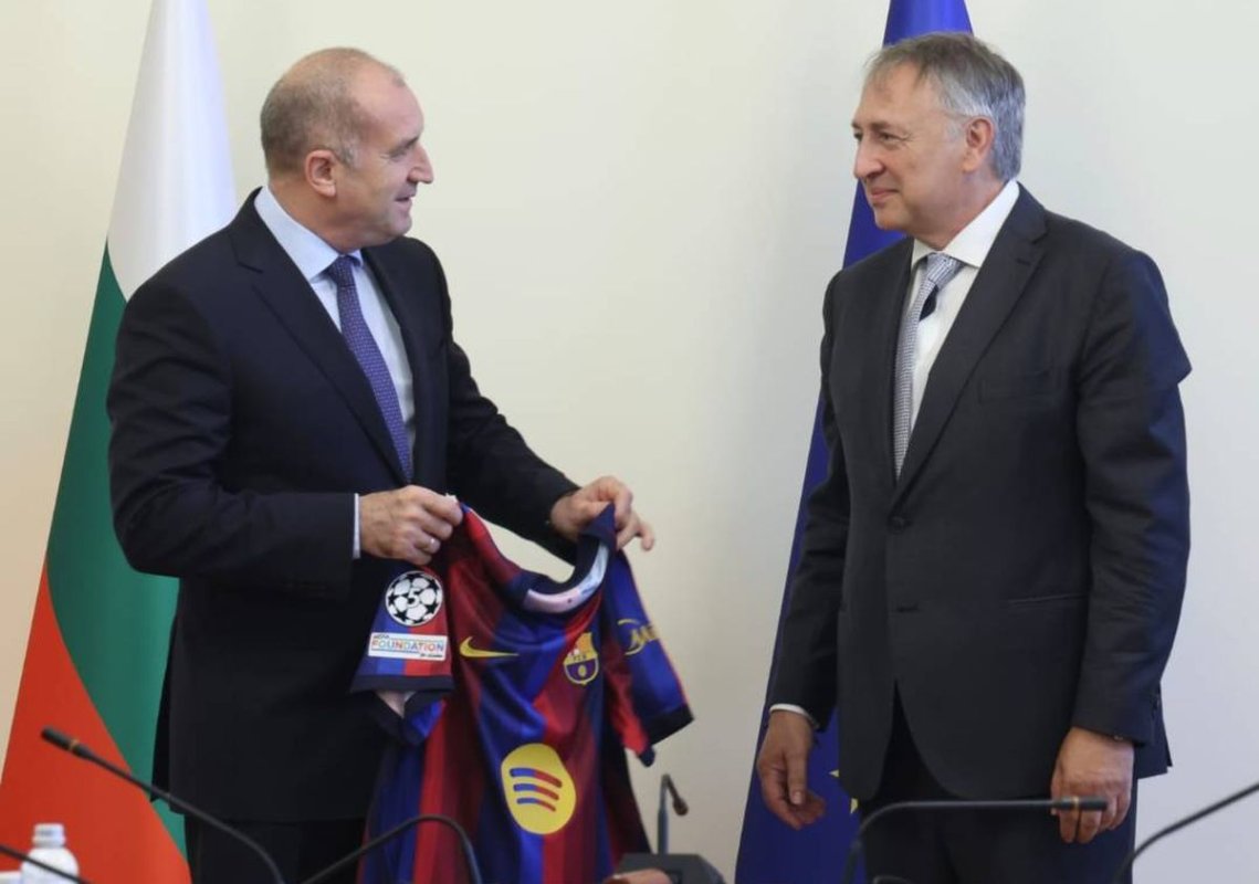Barcelona Temsilcileri Radev'i Futbol Hediyesiyle Şaşırttı