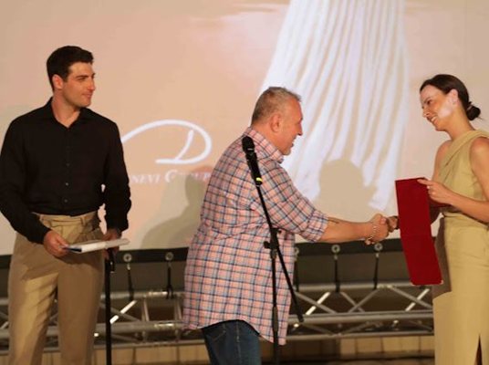 Predsedatelyat на Sayuza на българските артисти Hristo Mutafçiev връчва специалната награда на съюза „İzgryavaşta звезда" на Aleksandra Dimitrova.