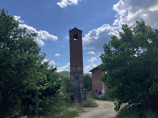 Kilisenin çan kulesi, Arnavutların yaşadığı bu eşsiz köyün sembollerinden biri. FOTOĞRAF: NENKO STANEV