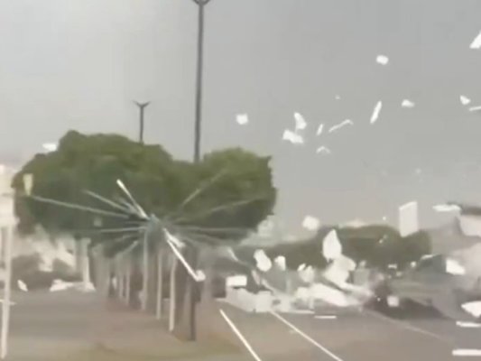 Arnavutluk'taki Şiddetli Fırtınada 2 Kişi Öldü, Birçok Bölgede Elektrik Kesintisi
