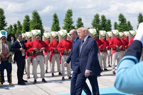 Donald Trump ve ev sahibi Recep Tayyip Erdoğan, muhafız birliğini teftiş ediyor. FOTOĞRAF: REUTERS