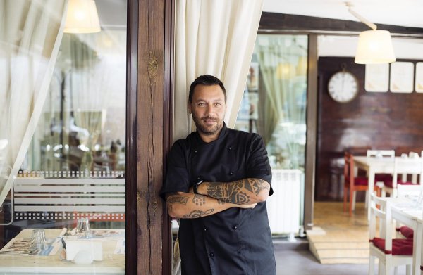 Leo Bianki'nin Restoranına Araba Daldı: Faciadan Kıl Payı Dönüldü