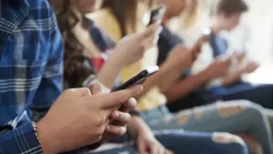 TikTok'a 16 Yaş Sınırı Geliyor! Milletvekilleri Sosyal Medyayı Kesiyor, Meclis Kaynıyor