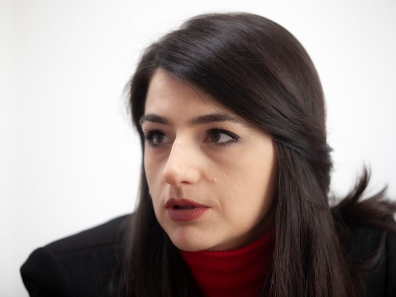 Lena Borislavova Hukuka Döndü, Stajyer Arıyor Ama Önce Ücretsiz